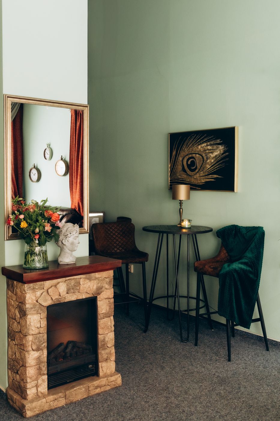 Fireplace corner with bistro table